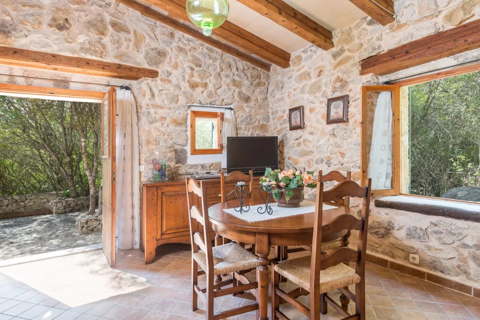Casa De Piedra - Exterior in summer