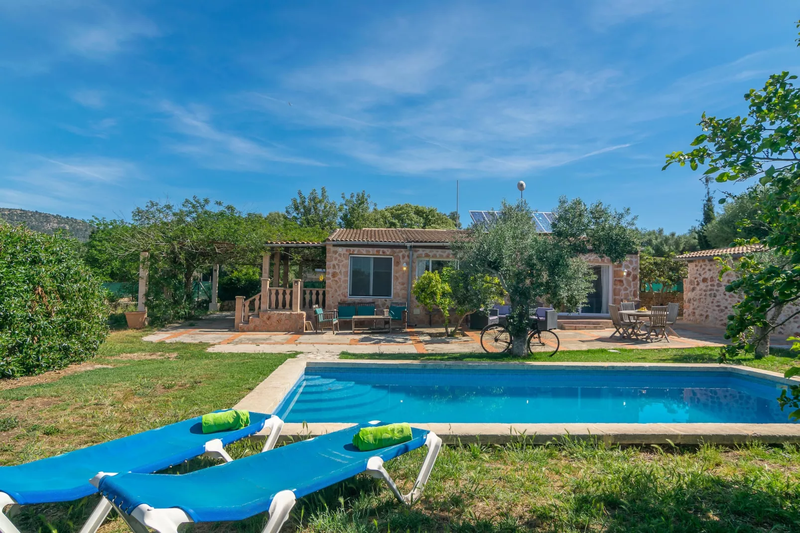 Son Blau-Pool