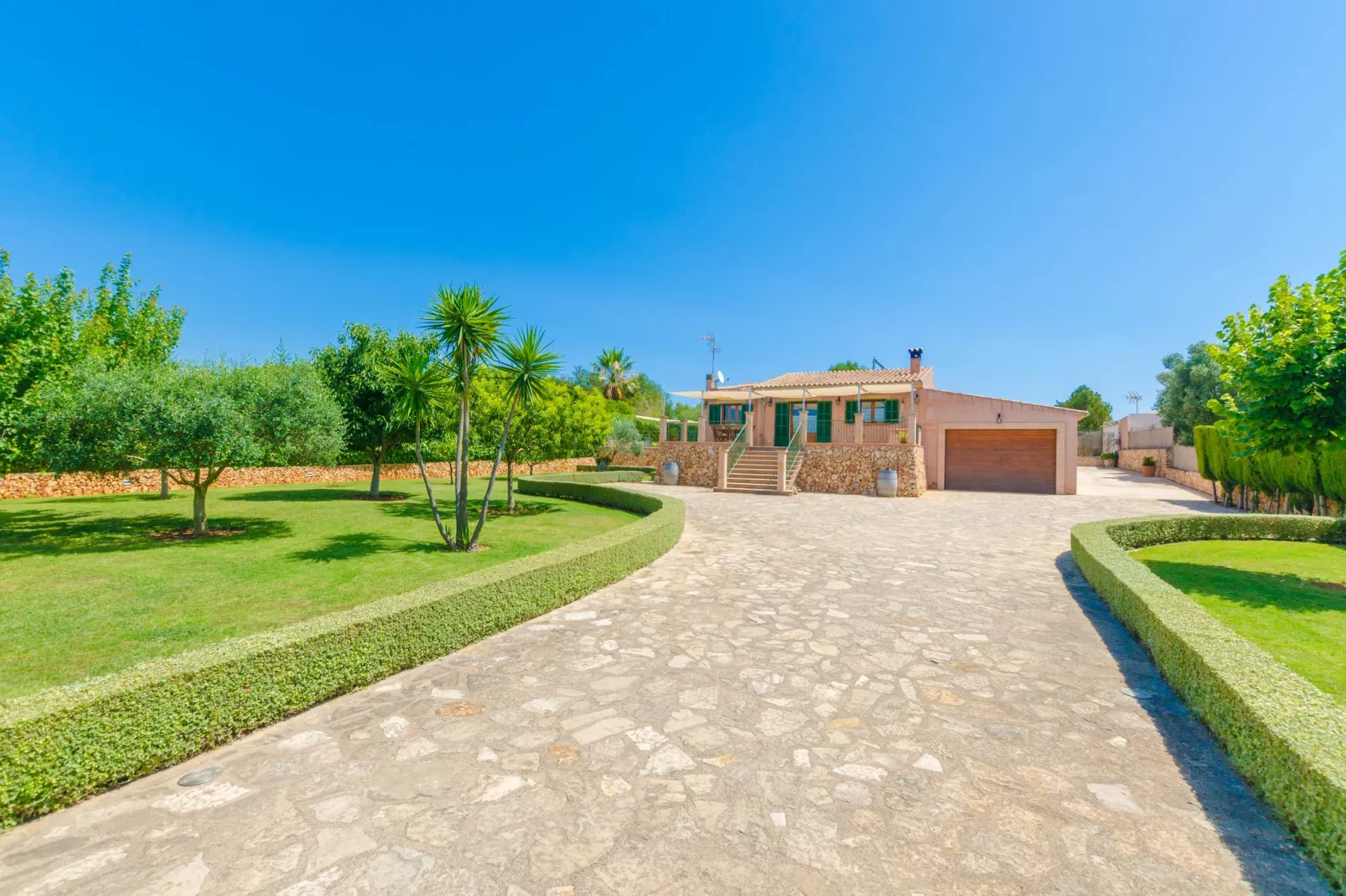 Son Frau-Exterior summer