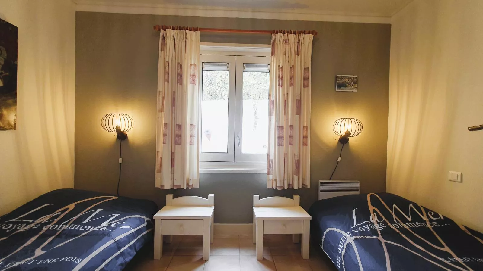 Les Hirondelles-Bedroom