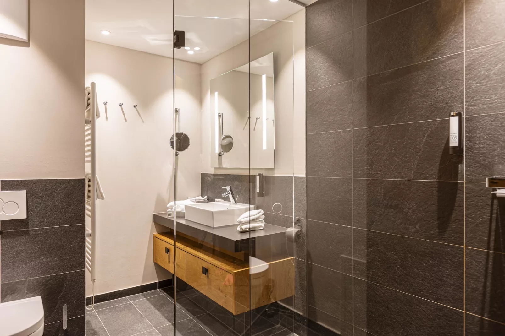 Bergresort Zugspitze Ehrwald 04-Bathroom