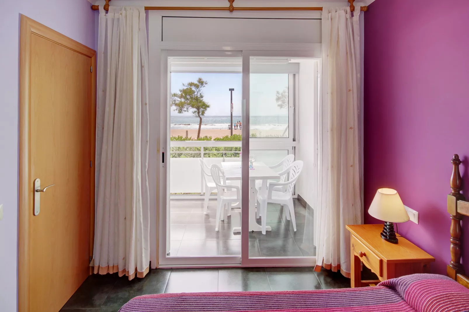 RESIDENCE DE LA PLAGE BJS 3 Roses-Bedroom