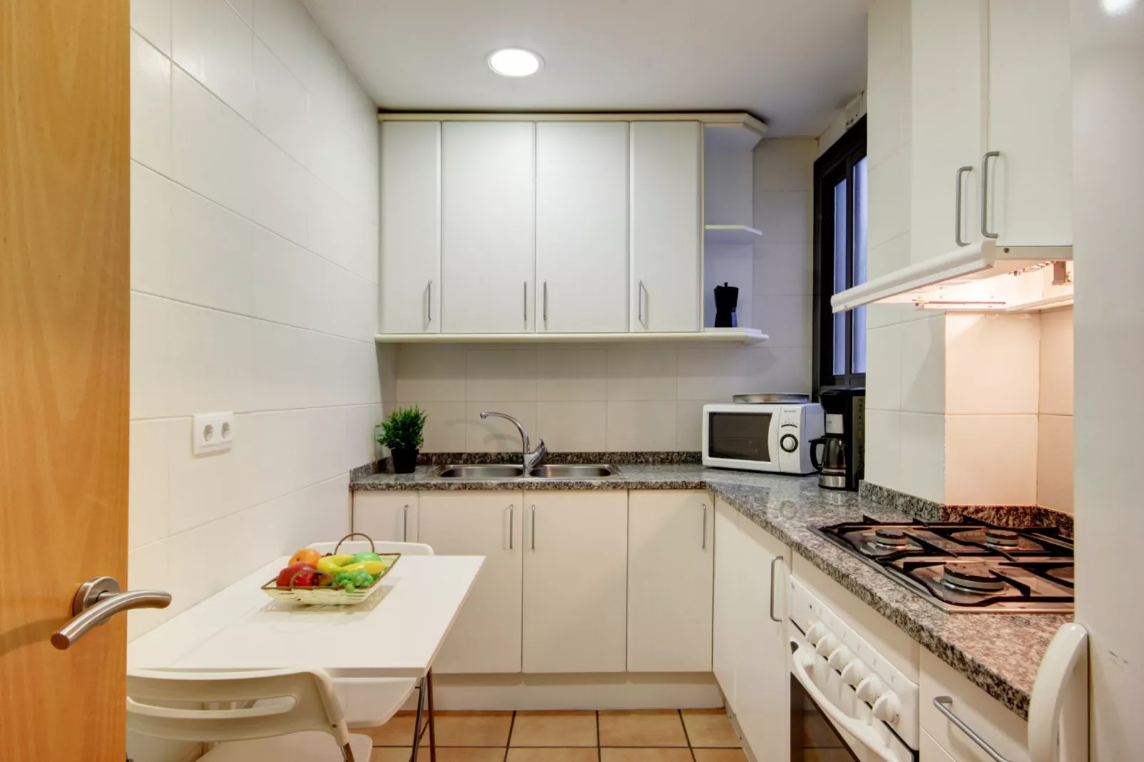 P.C. LLEVANT 3 1 Roses-Kitchen