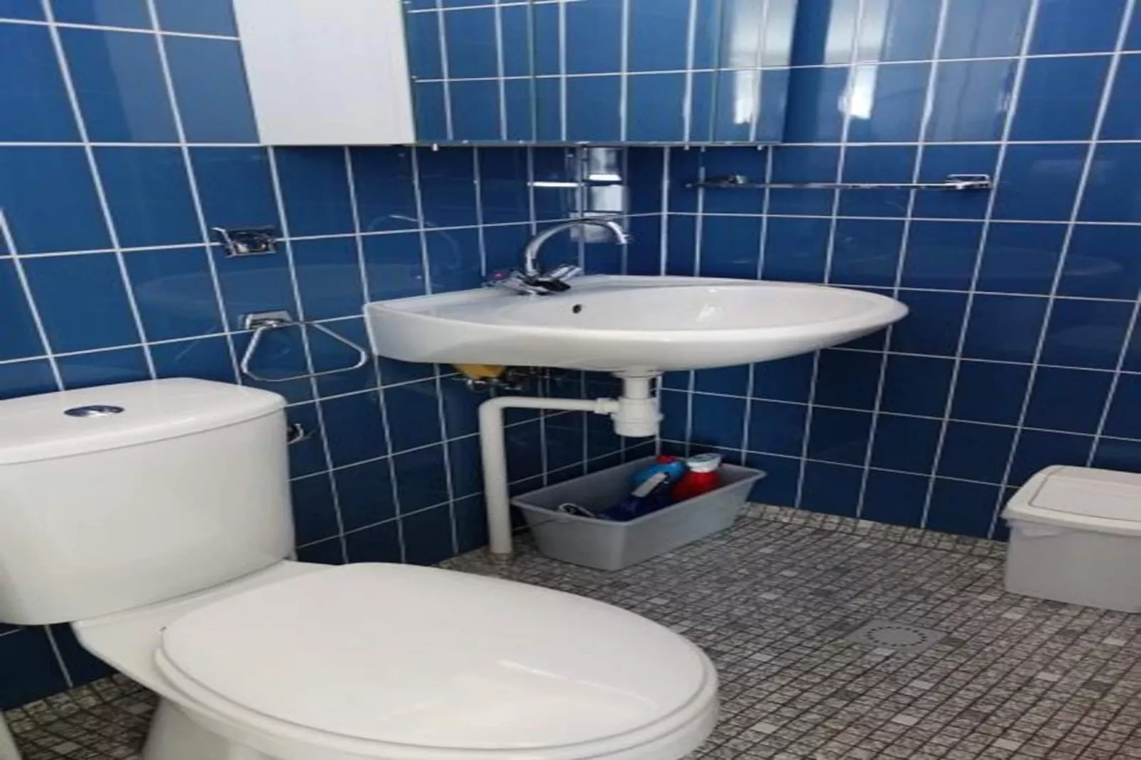 Eureka 032-Bathroom