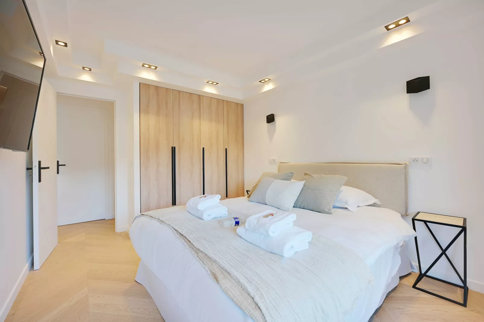 AB-14-MERLIN-Bedroom