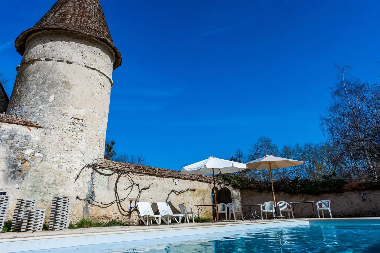 LE VIEUX CHATEAU-Schwimmbad