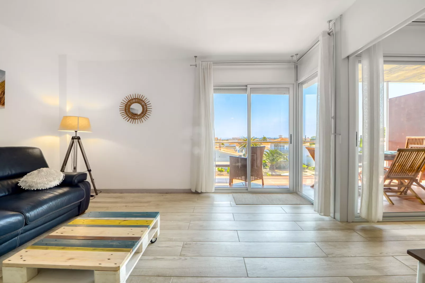 MARINES GARBI  2 8 Roses-Living room
