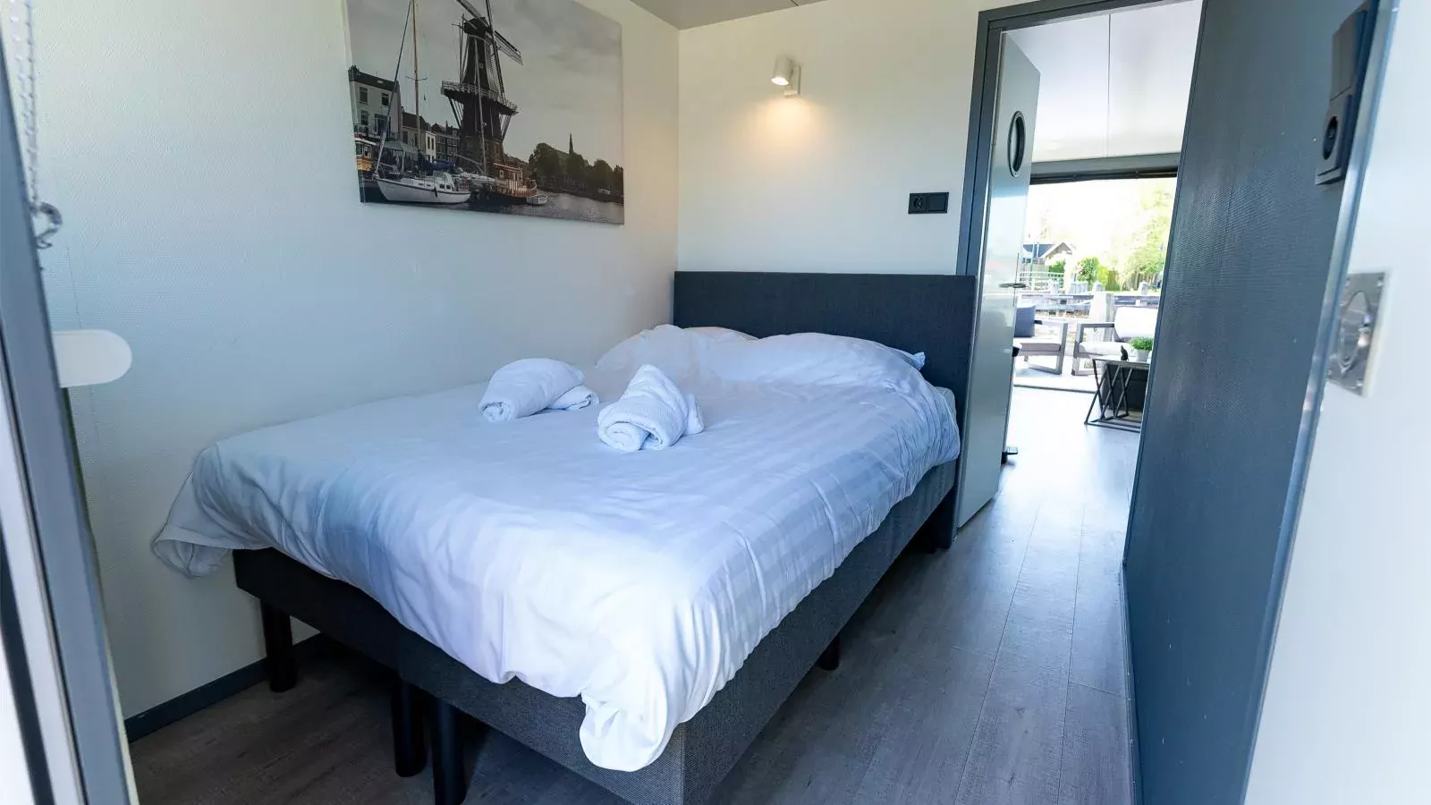 Floating in Heeg-Bedroom