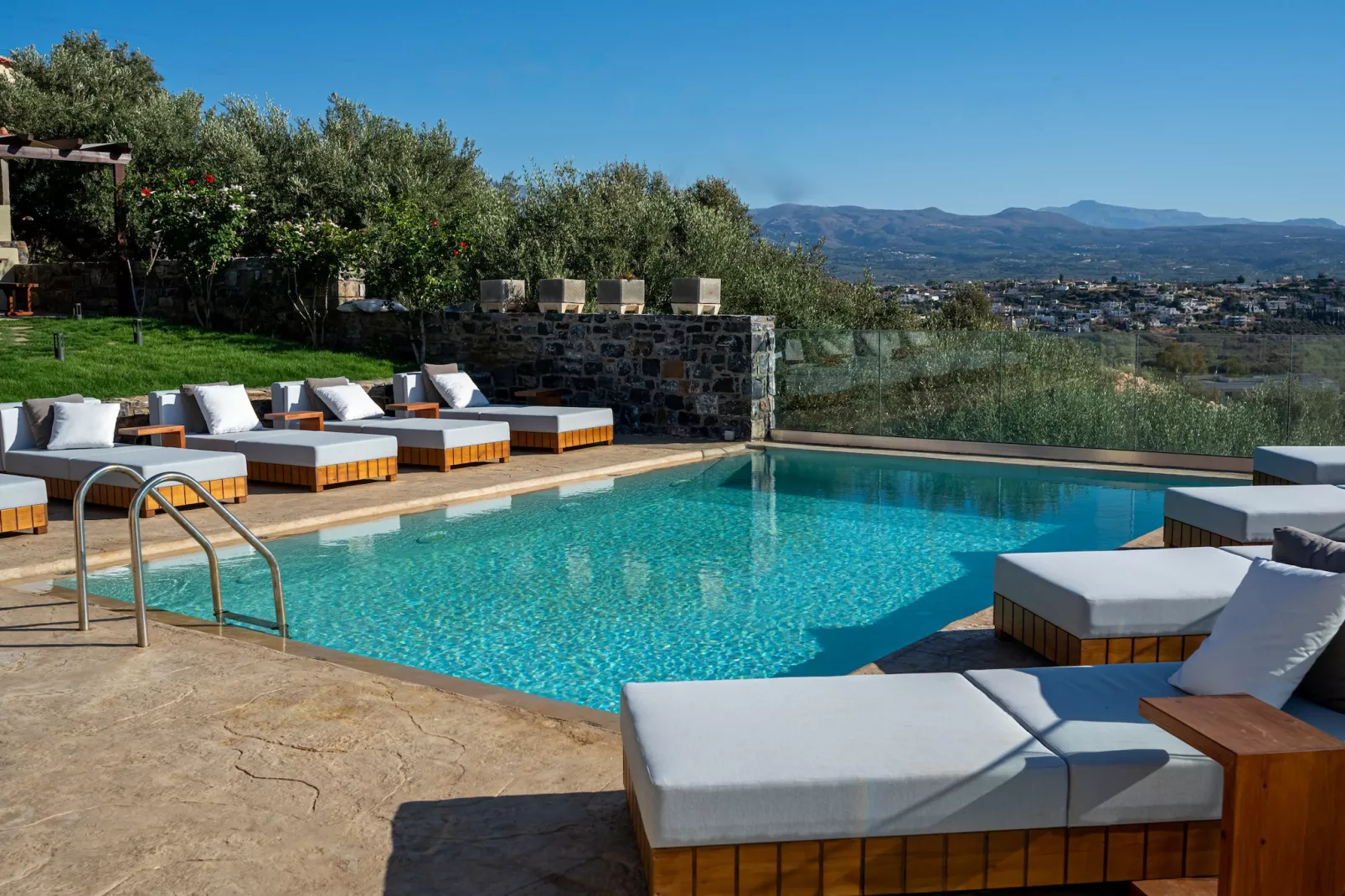 Ami Manoir-Pool