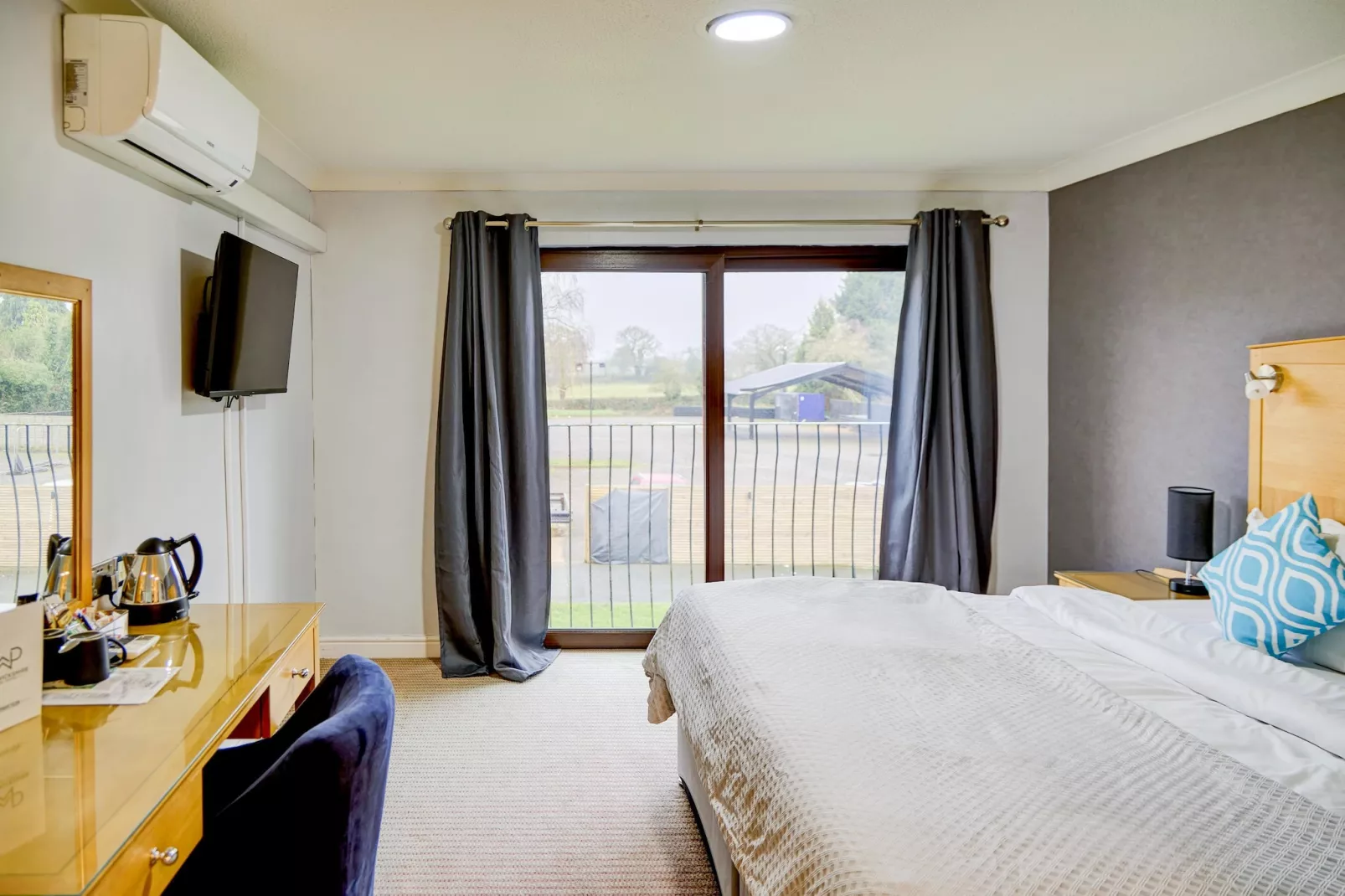 Warwickshire Park Hotel Kenilworth by Belvilla-Bedroom