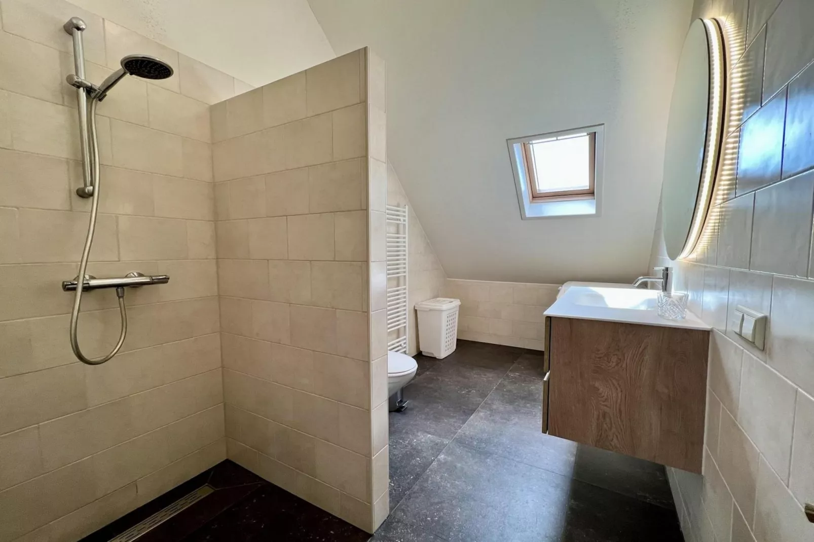 Anzelhoef apartment West-Badezimmer