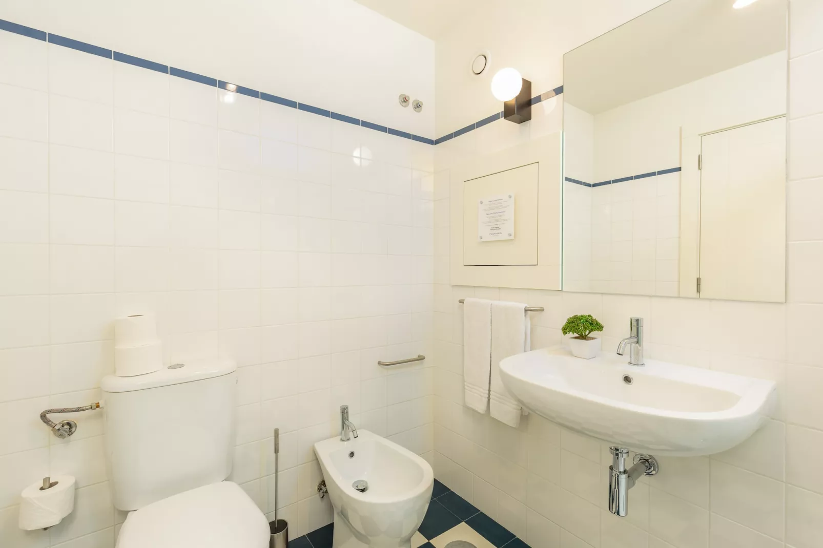 YOUROPO - Flores S-Bathroom