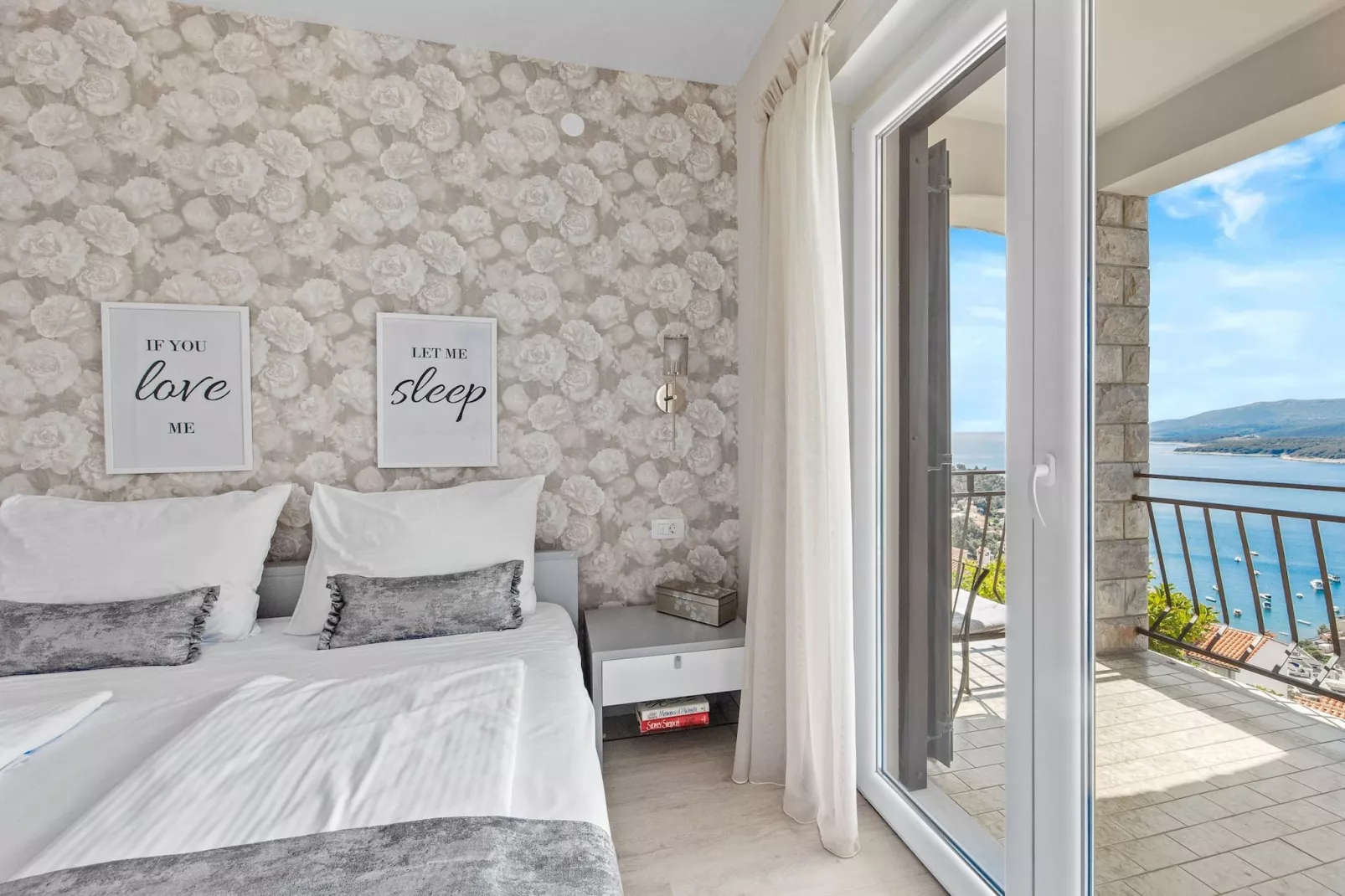 Lady M Gold - Balcony and Sea View-Bedroom