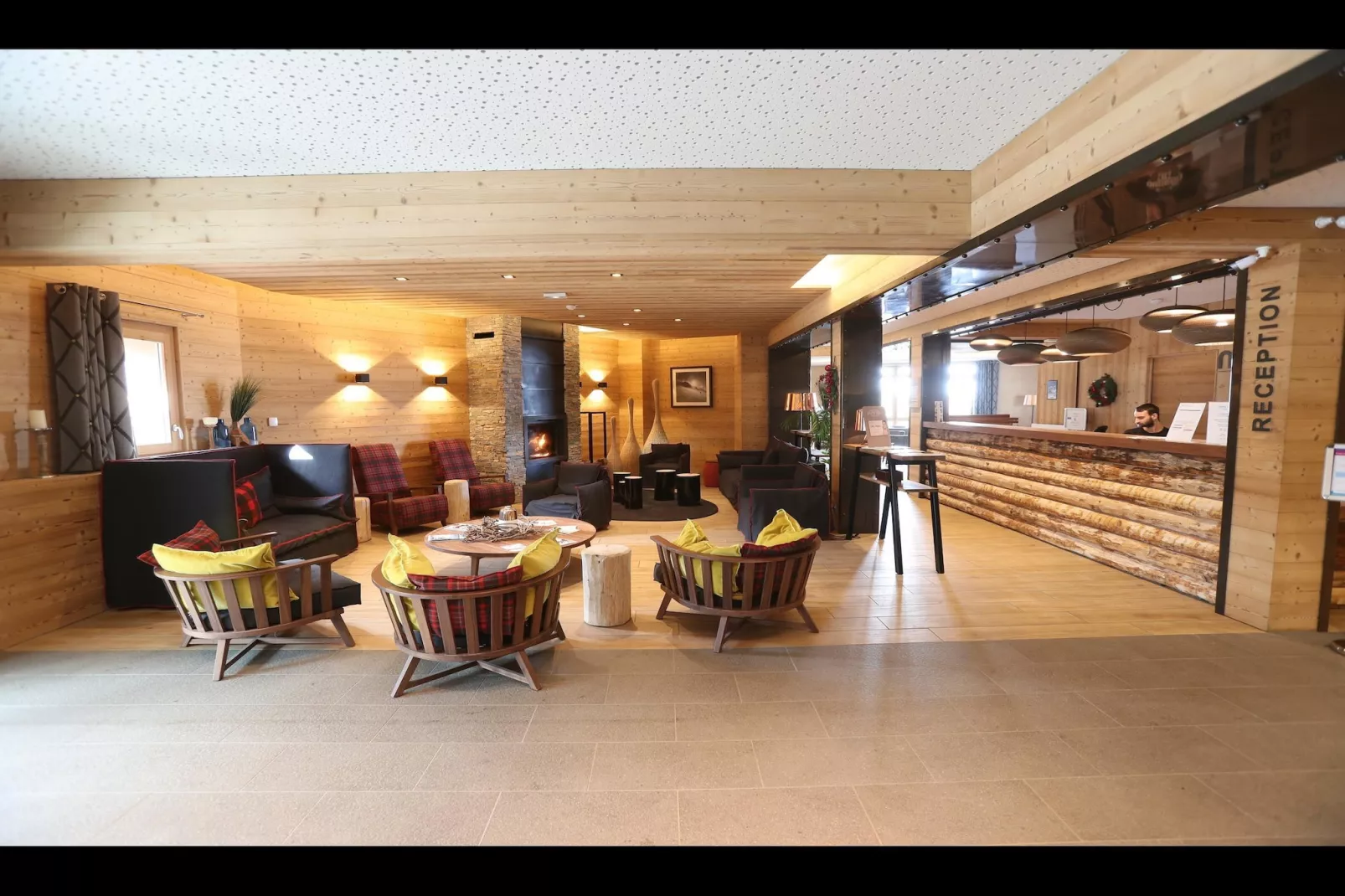 LES MENUIRES_S12V-Reception hall