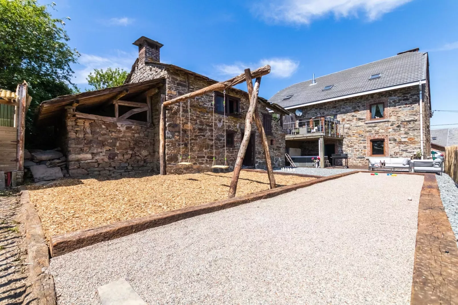 Petite Cour-Exterior summer