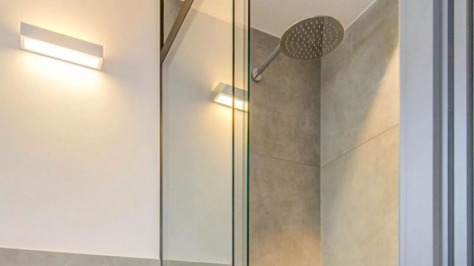 Leni Top 2-Bathroom