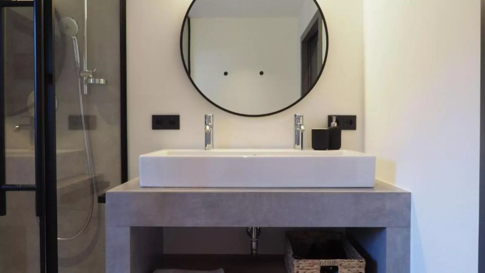 Leni Top 3-Bathroom
