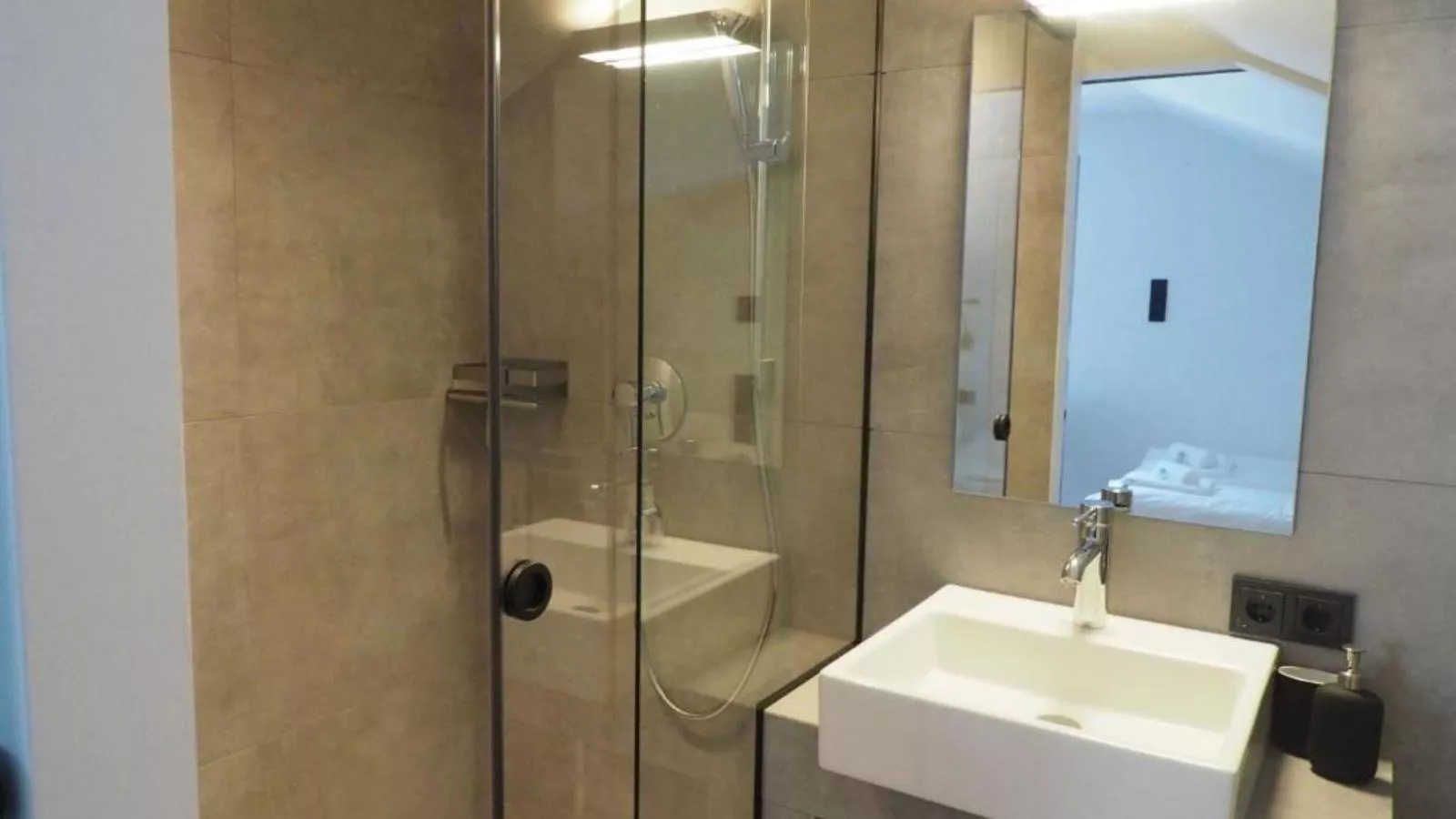 Leni Top 5-Bathroom