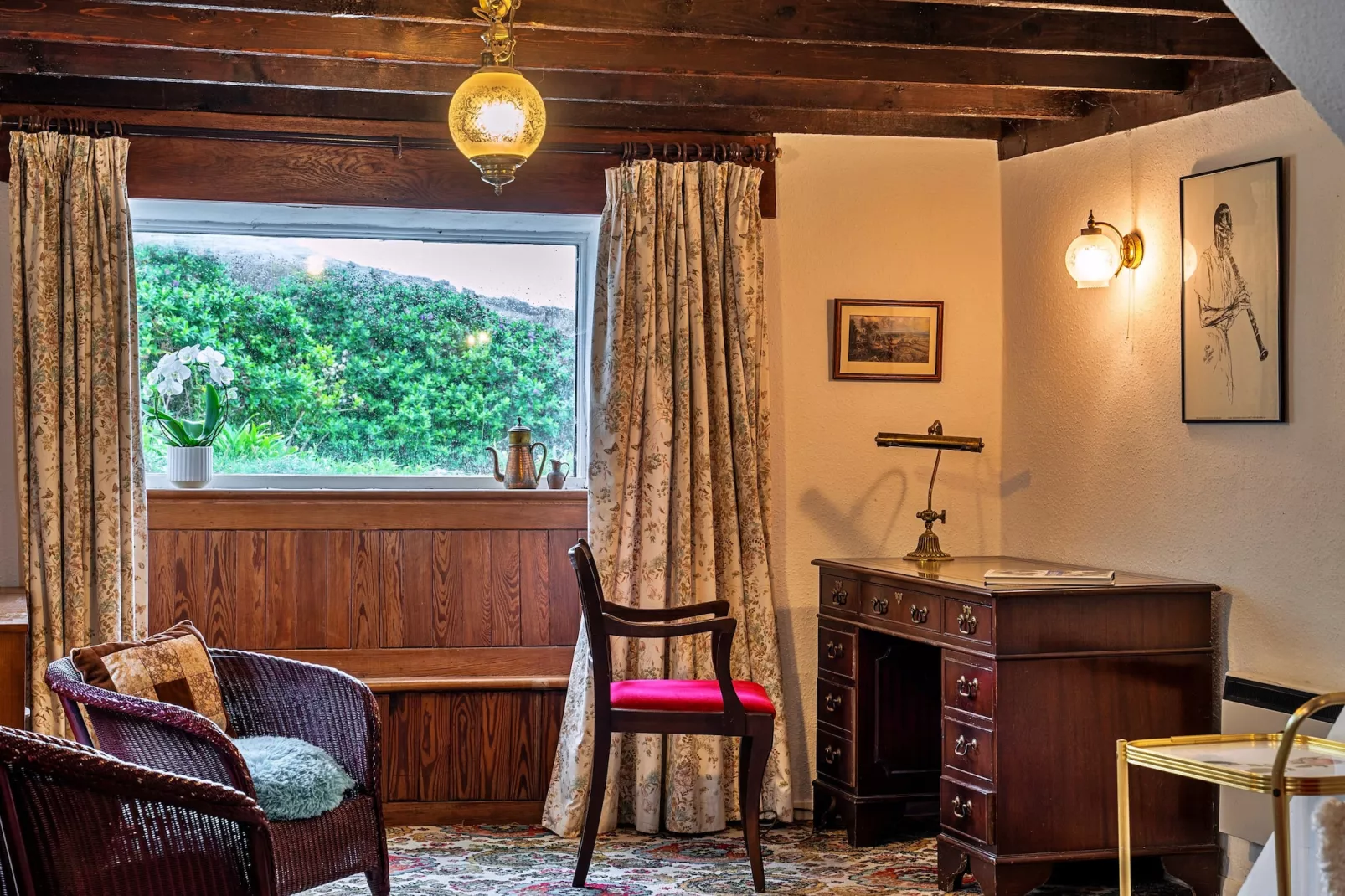 Lewcott-Living room