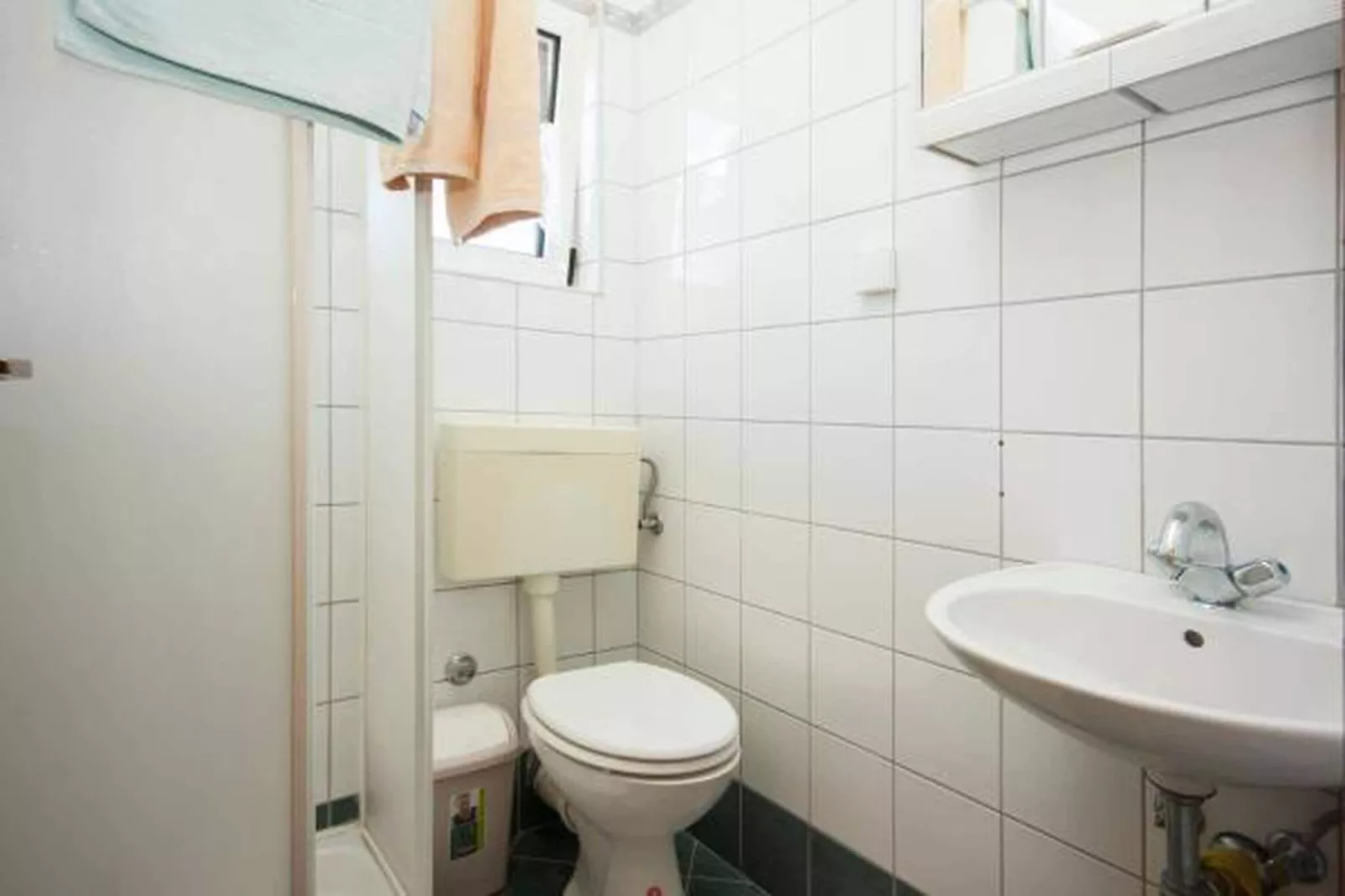 Apartments Maretić - one bedroom apartment A1-Badezimmer