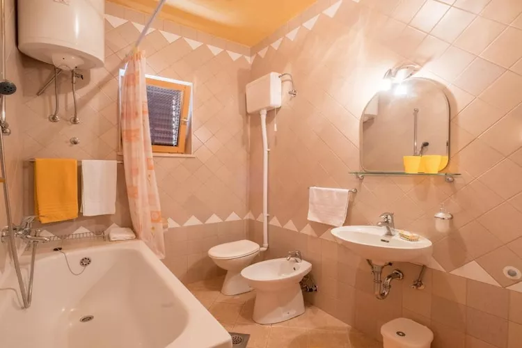 Apartments Saulan - One Bedroom Apartment with Balcony and Sea View (Molunat)-Bathroom