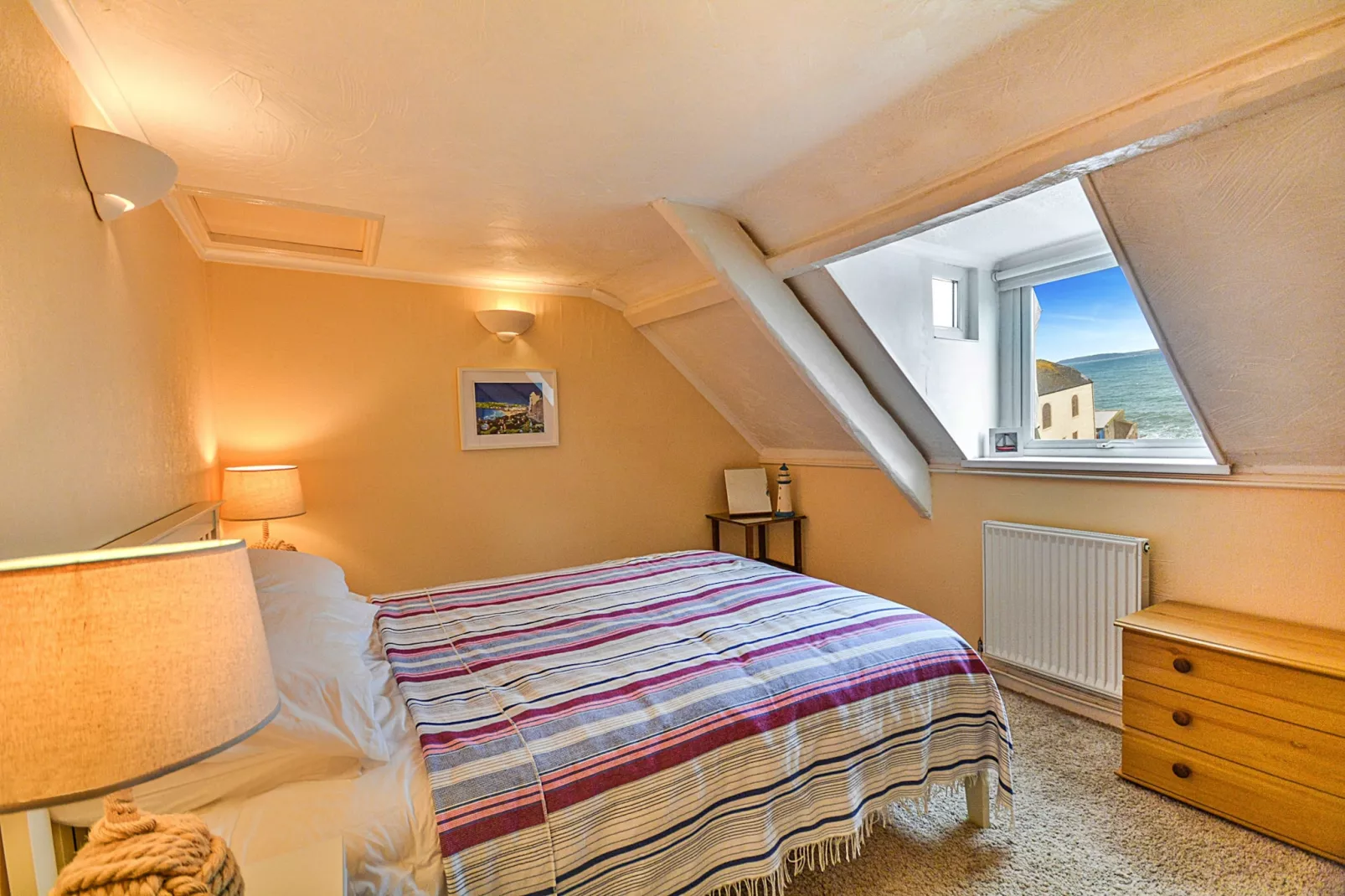 Nor Nour, Cawsand-Chambre