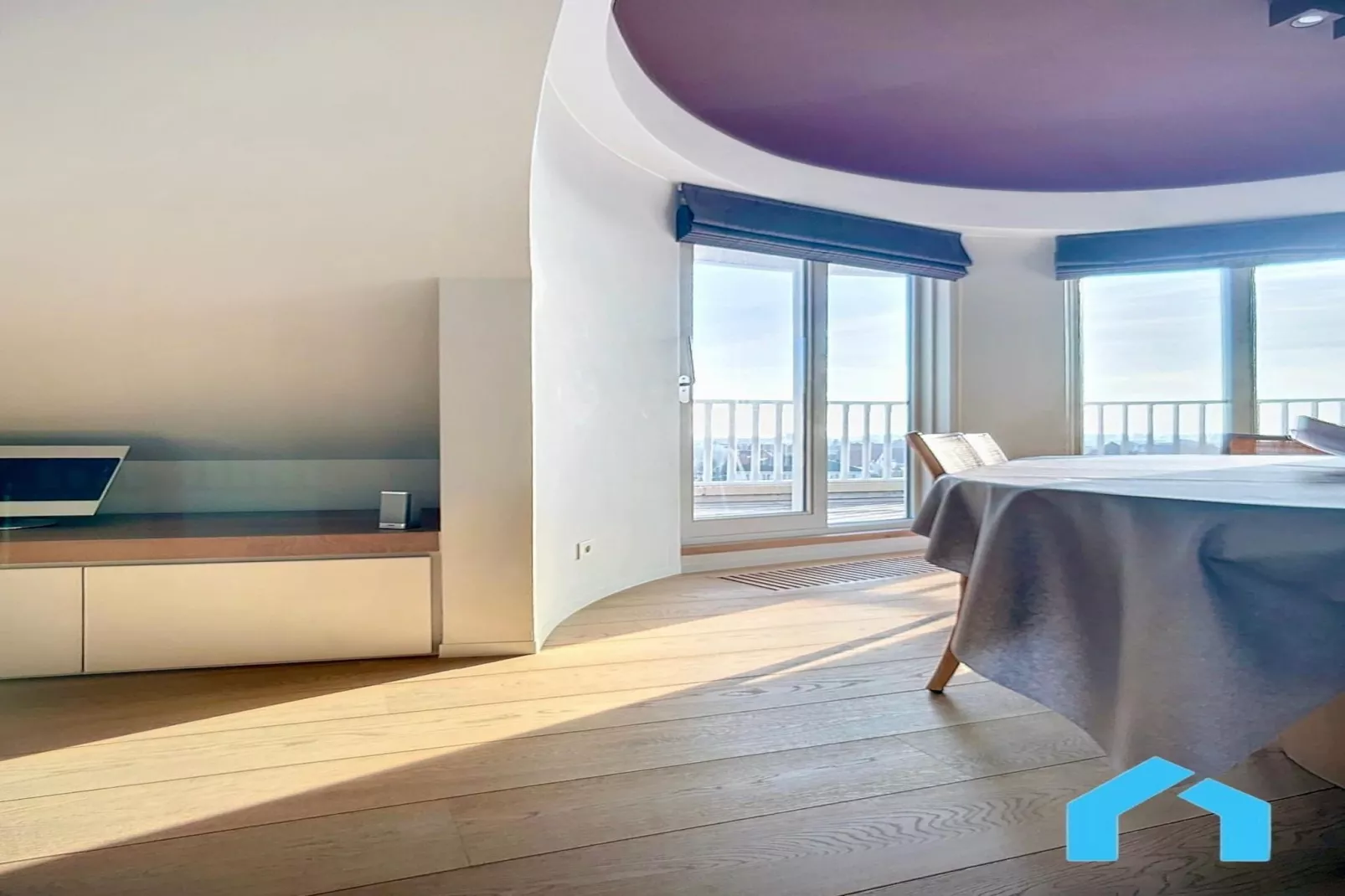Seals 52-Dining room