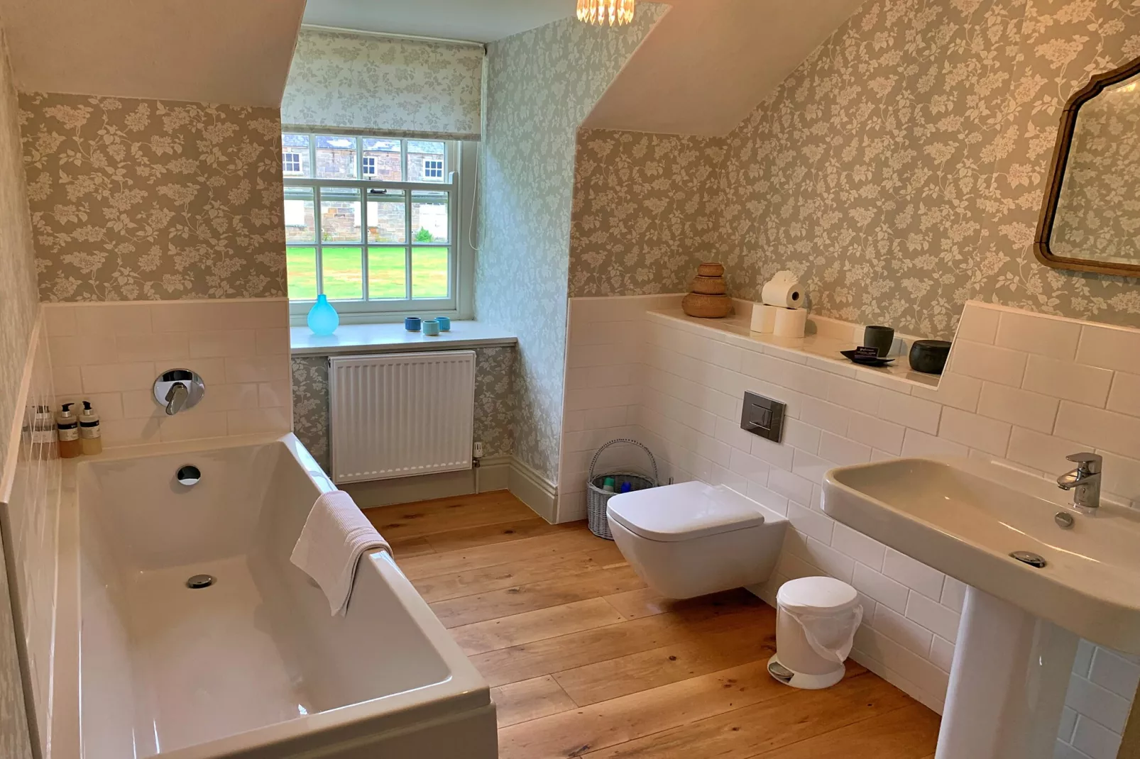 Ingleby Manor - Courtyard Cottage-Bathroom