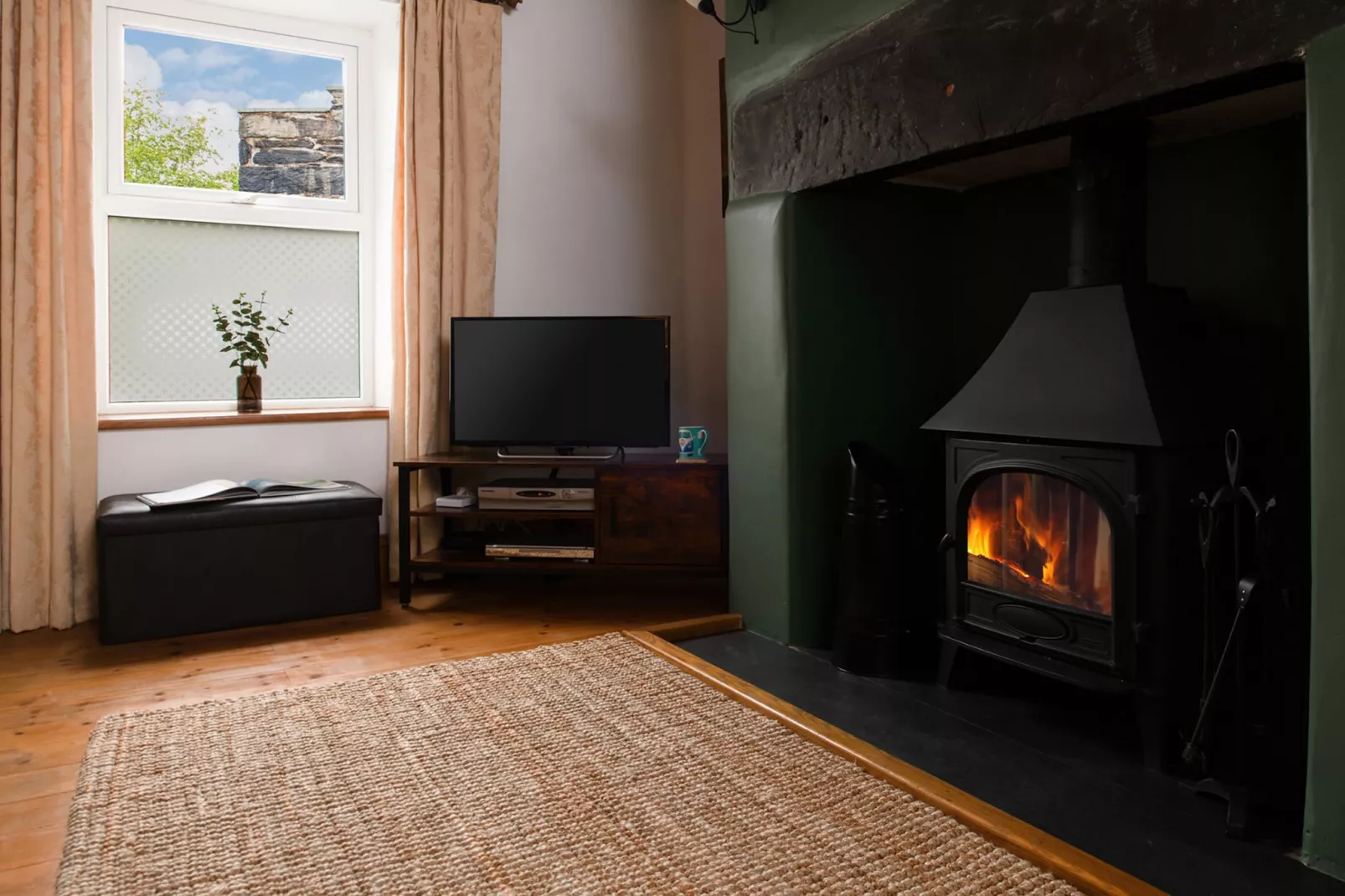 Bron Elan-Living room