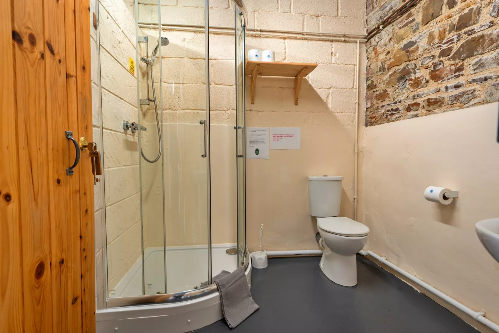 'Dartmoor' Wooden Eco-Lodge-Bathroom