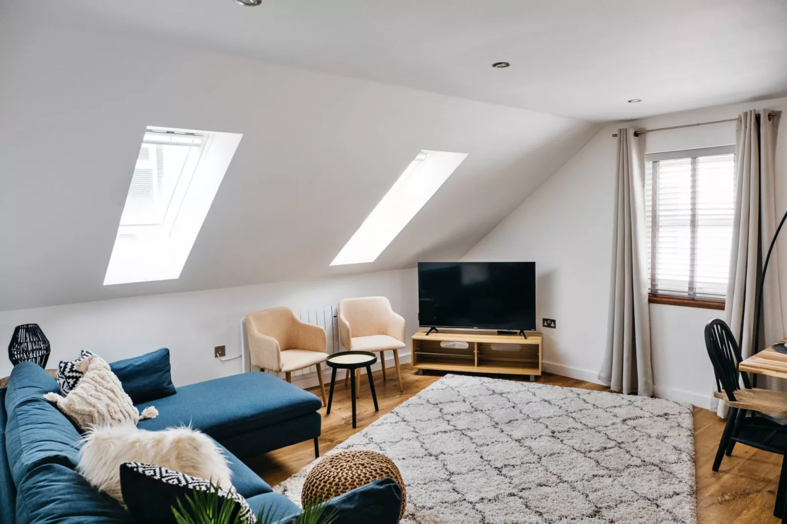 Tolcarne Stay - Luxury Newquay Apartment-Living room