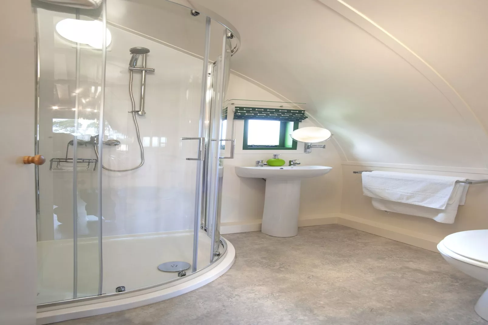 Barebones Glamping-Bathroom