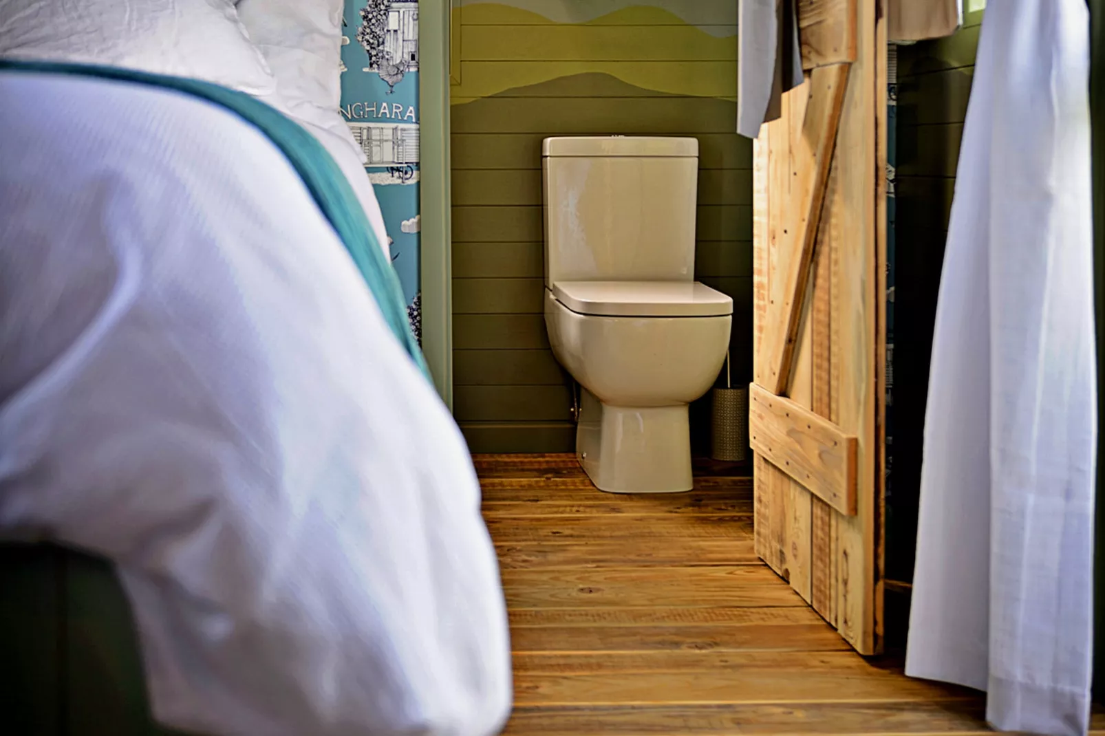 'Angharad' Poachers Hut-Bedroom