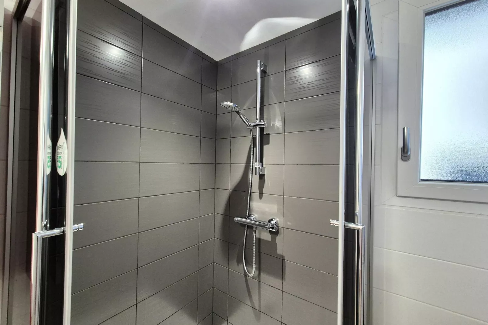 Joli rez-de-jardin avec terrasse sud plage 800 m-Bathroom