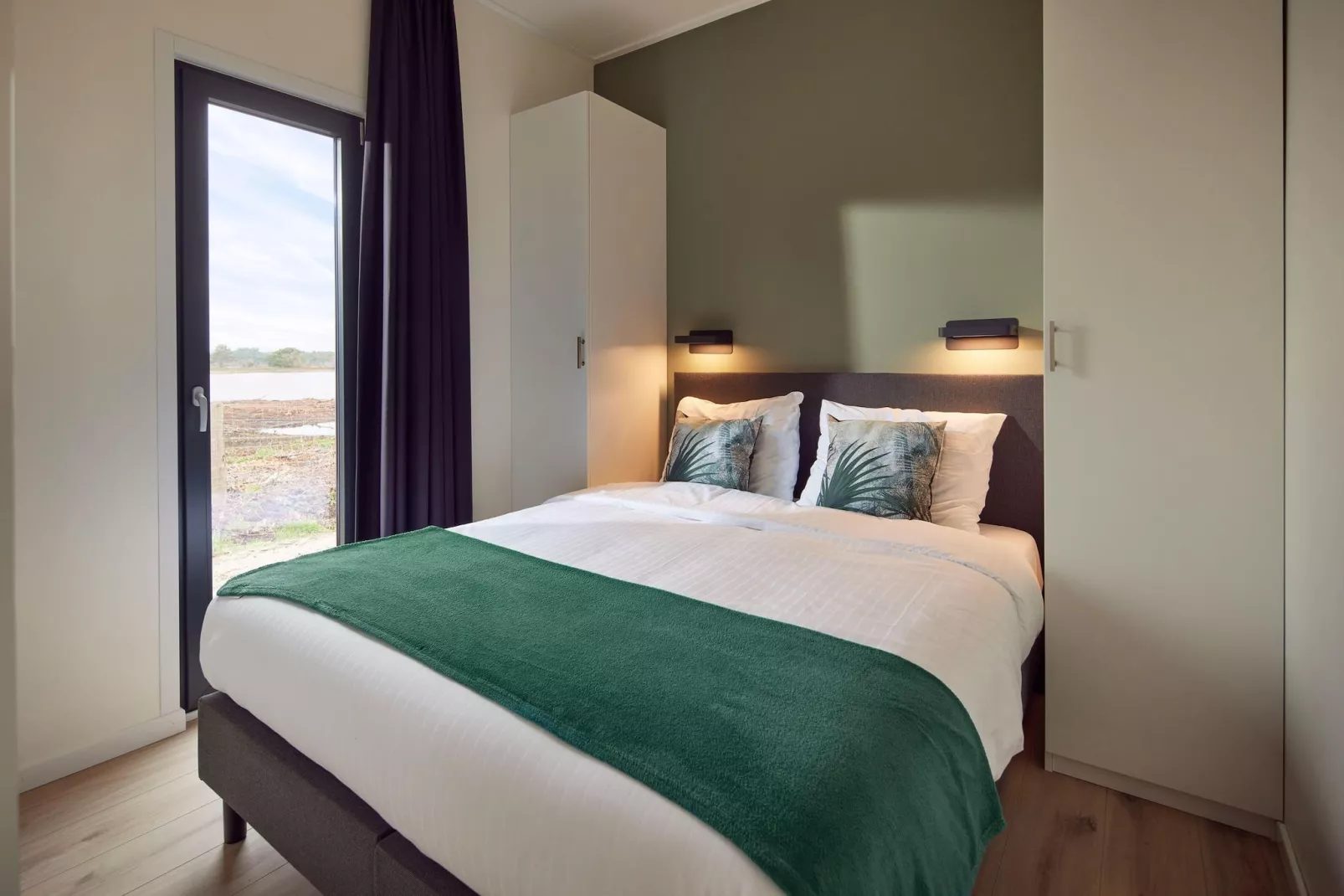 Waterlodge 6 Deluxe met sauna en hottub-Nicht getaggt