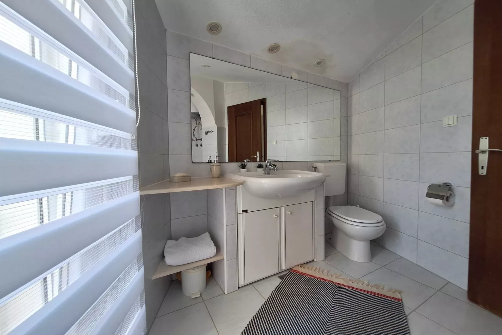 Sea View  Apartment Povljana - One Bedroom Apartment with Sea View-Bathroom