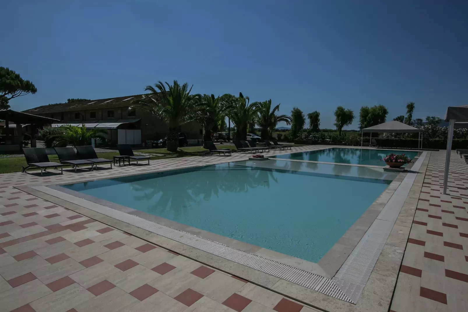 Laurento-Swimming pool