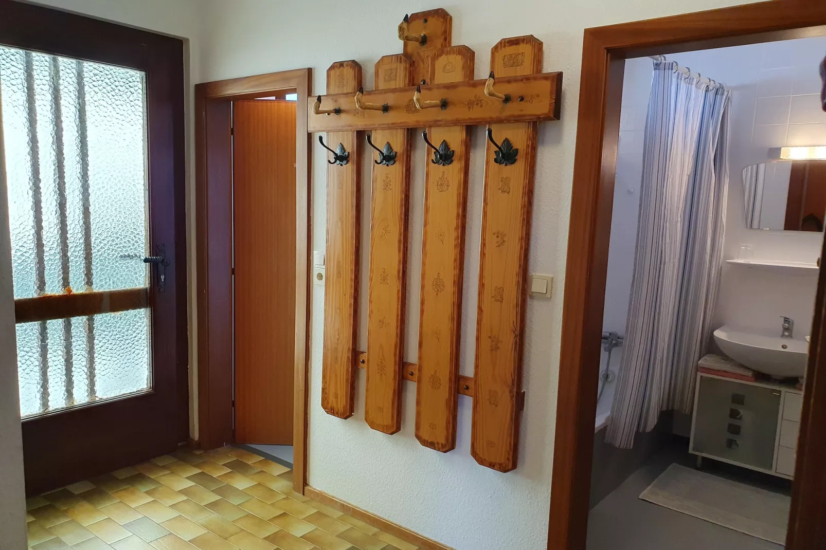 Haus Ella-Bathroom