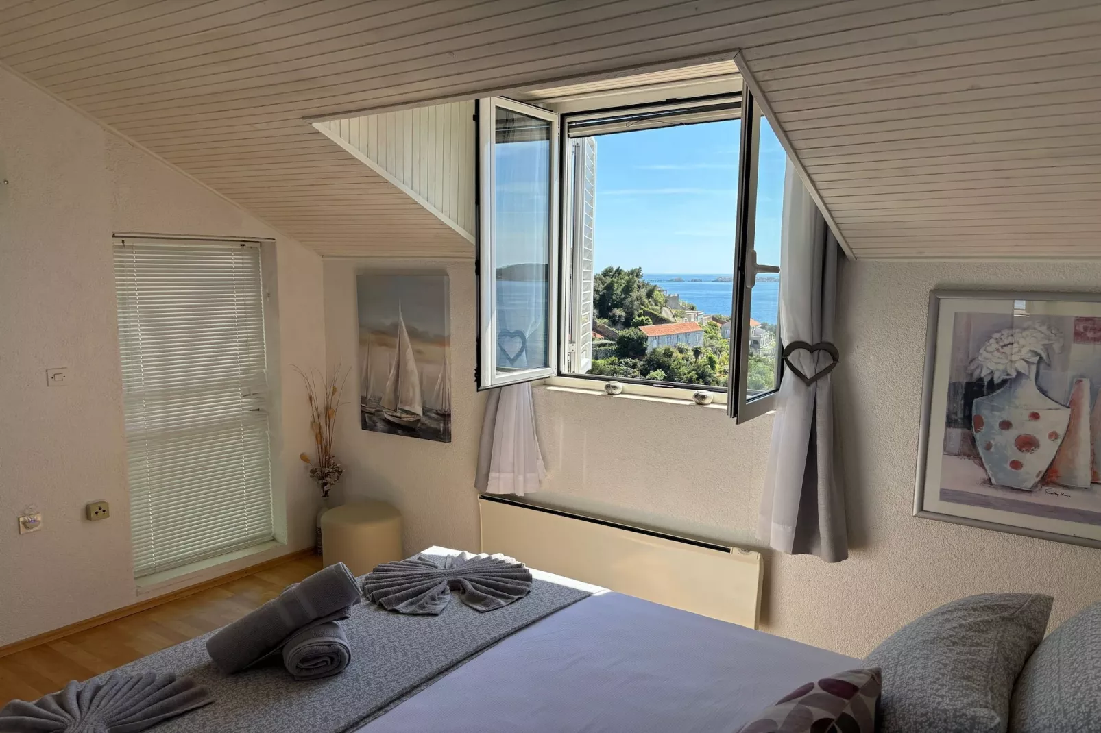 Indy's Beach Apartments -Two Bedroom Apartment with Balcony and Sea View-Indoor
