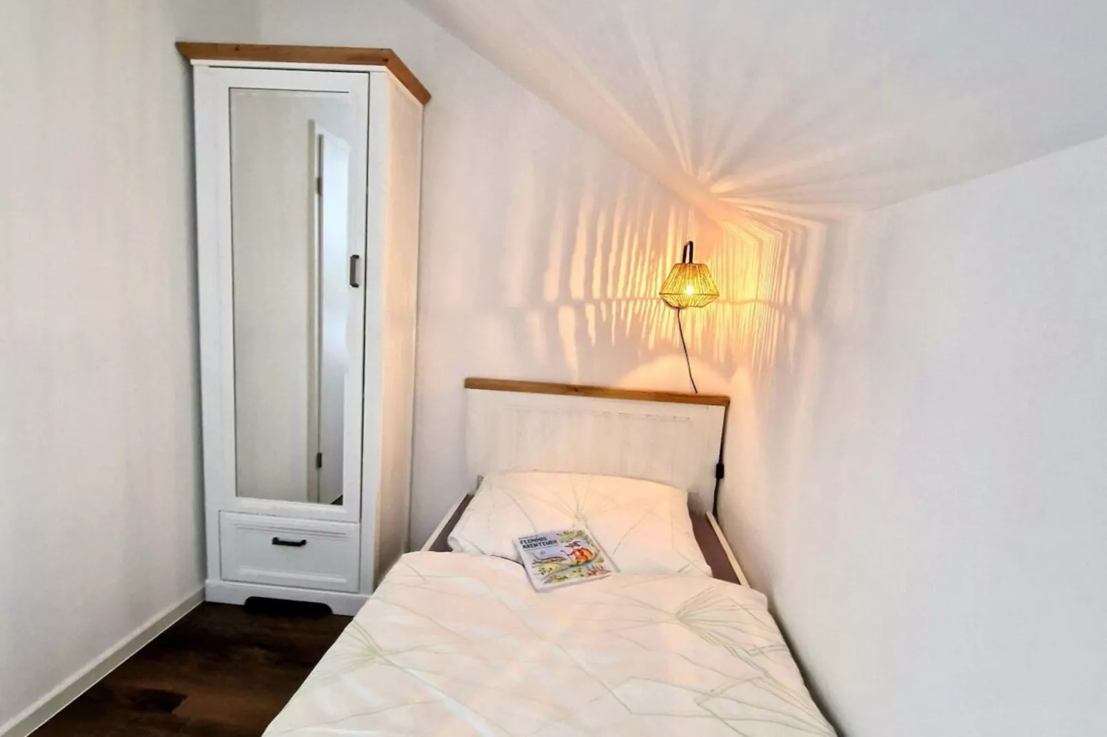 518595-Bedroom