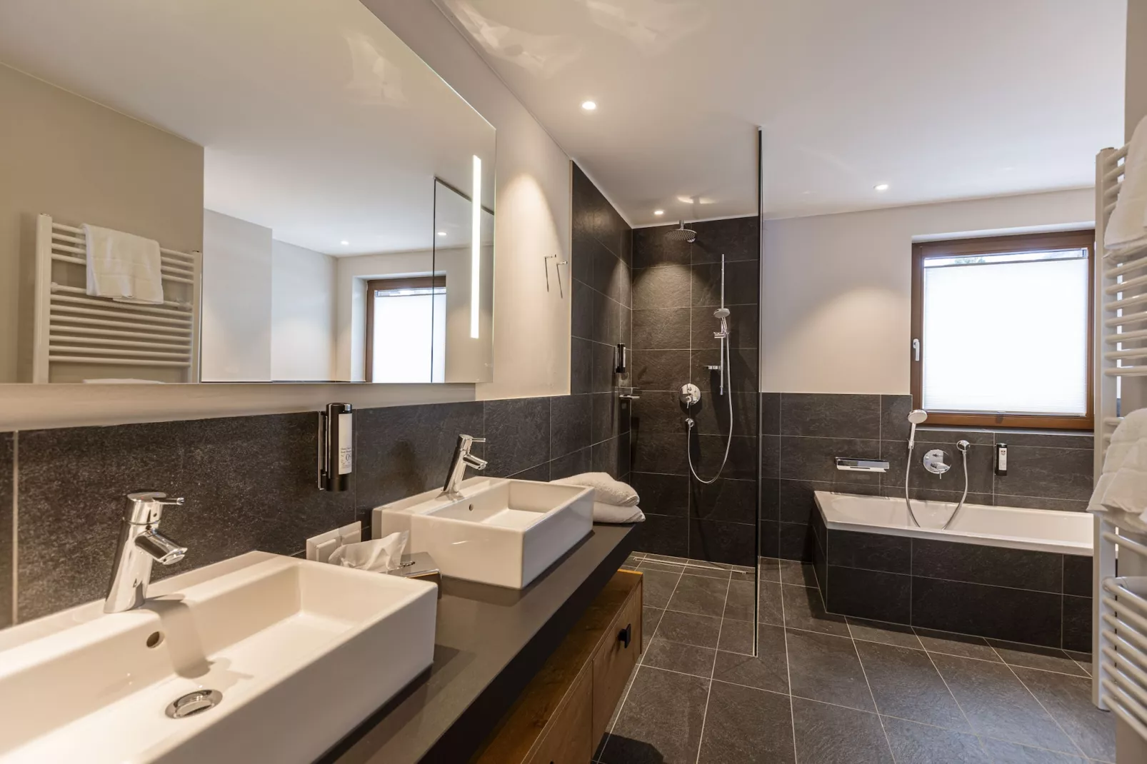 Bergresort Zugspitze Ehrwald 03-Bathroom