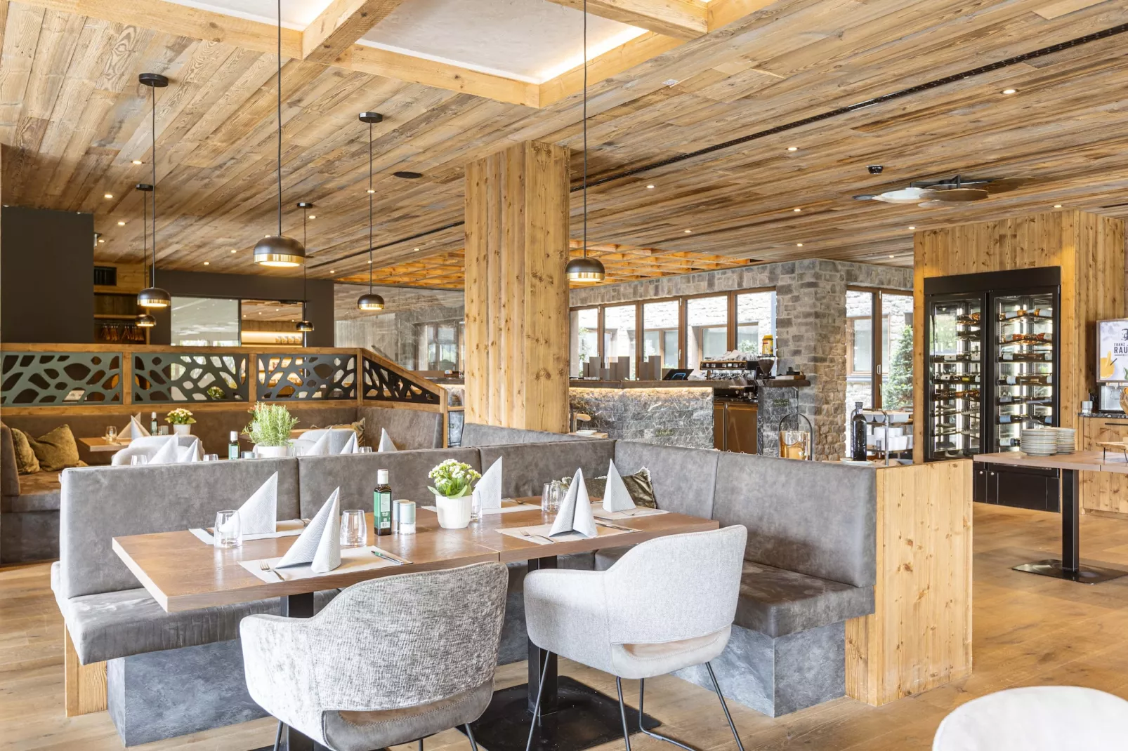 Bergresort Zugspitze Ehrwald 01-Dining room