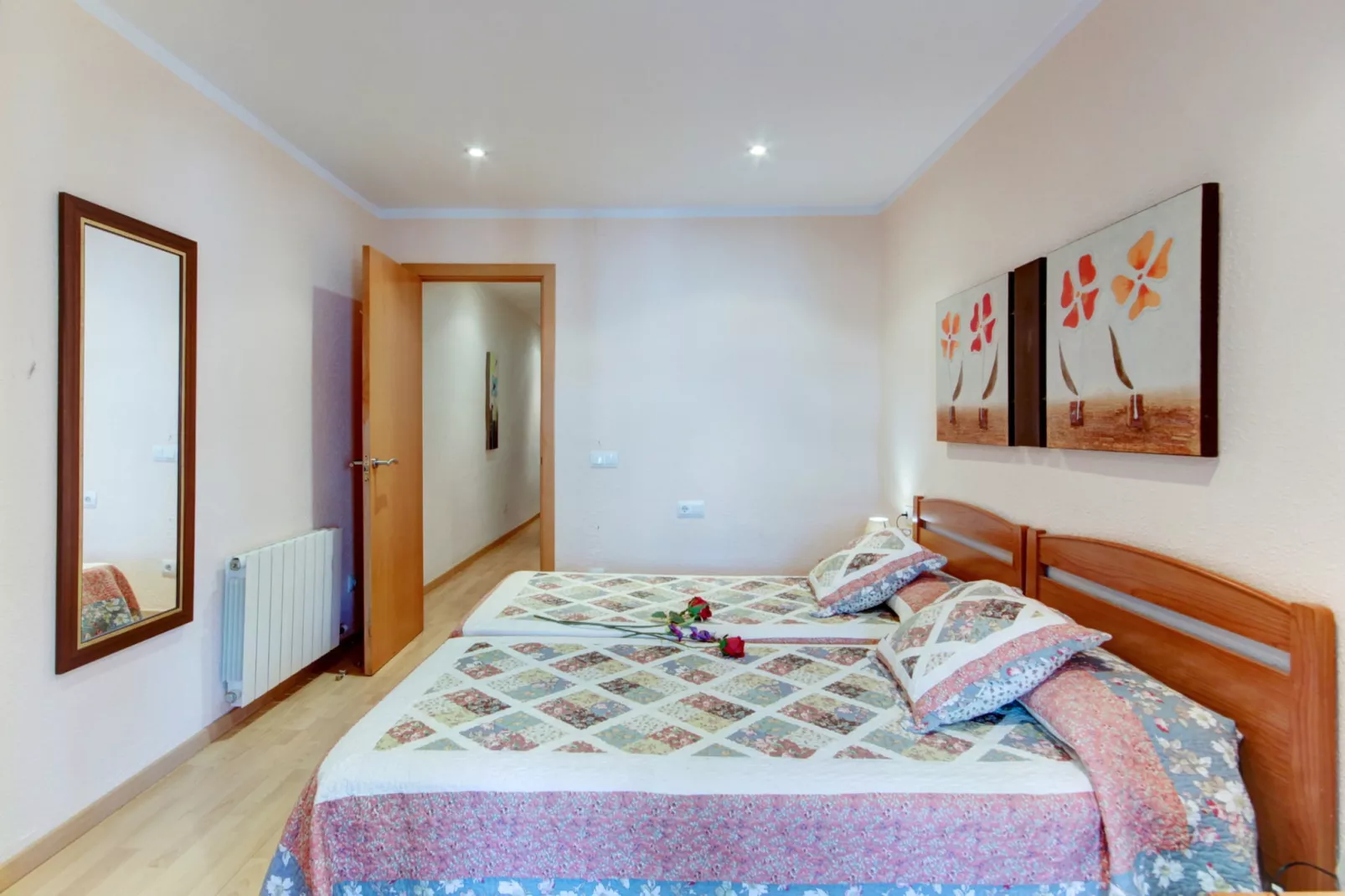 P.C. LLEVANT 3 1 Roses-Bedroom