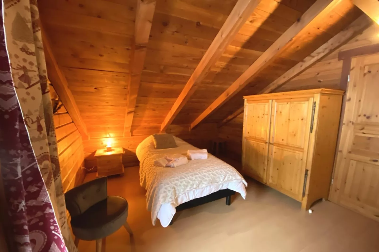 LE SKIEUR  Chalet en bois-Bedroom