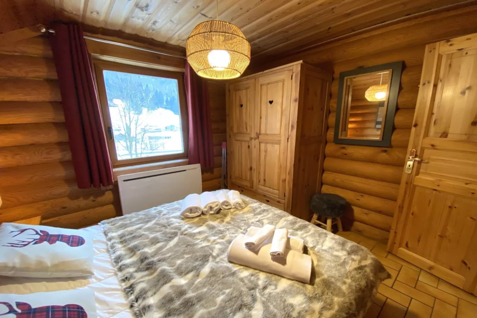 LE GRAND CERF  Chalet en rondins avec SPA Jacuzzi-Schlafzimmer
