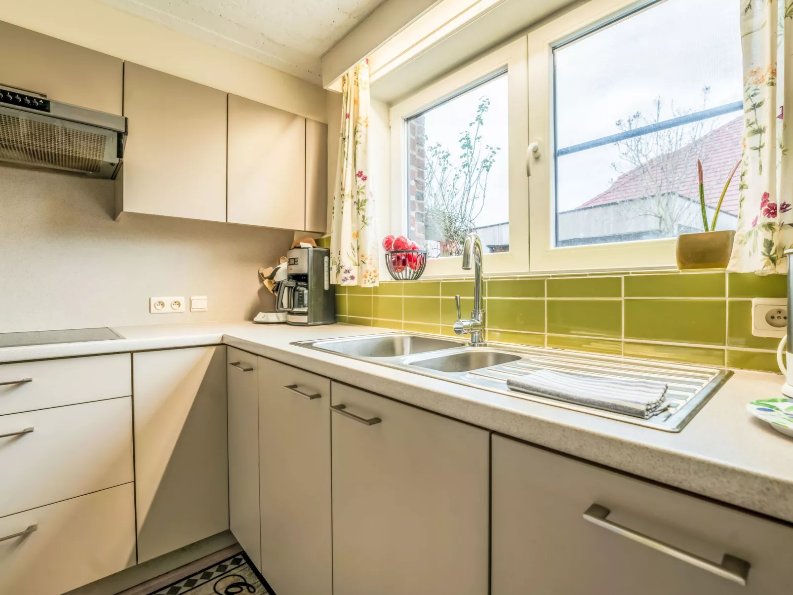 Zeelucht with private garden-Drinnen