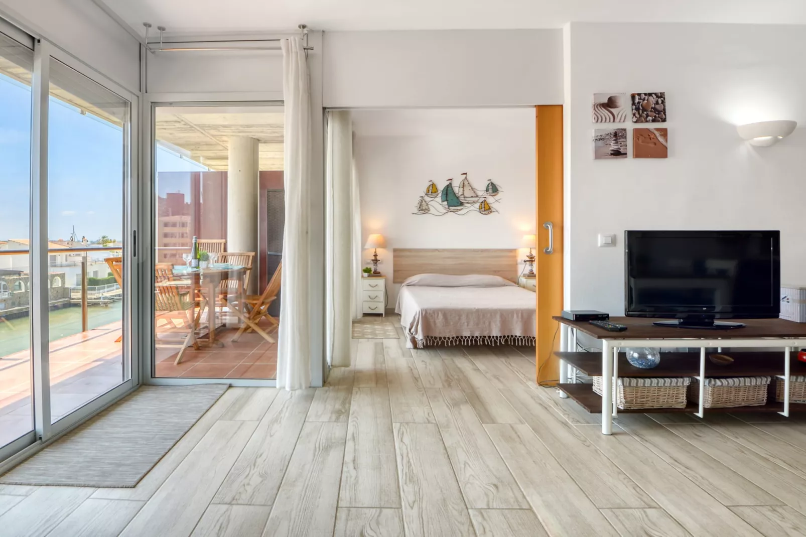 MARINES GARBI  2 8 Roses-Living room