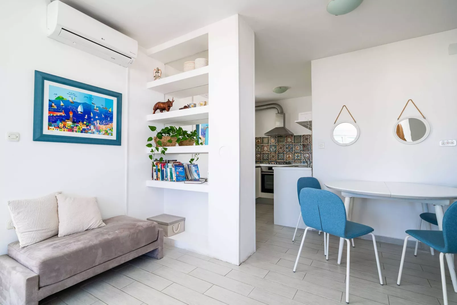 Apartment Radovan - One-Bedroom Apartment with Balcony and Sea View-Wohnzimmer