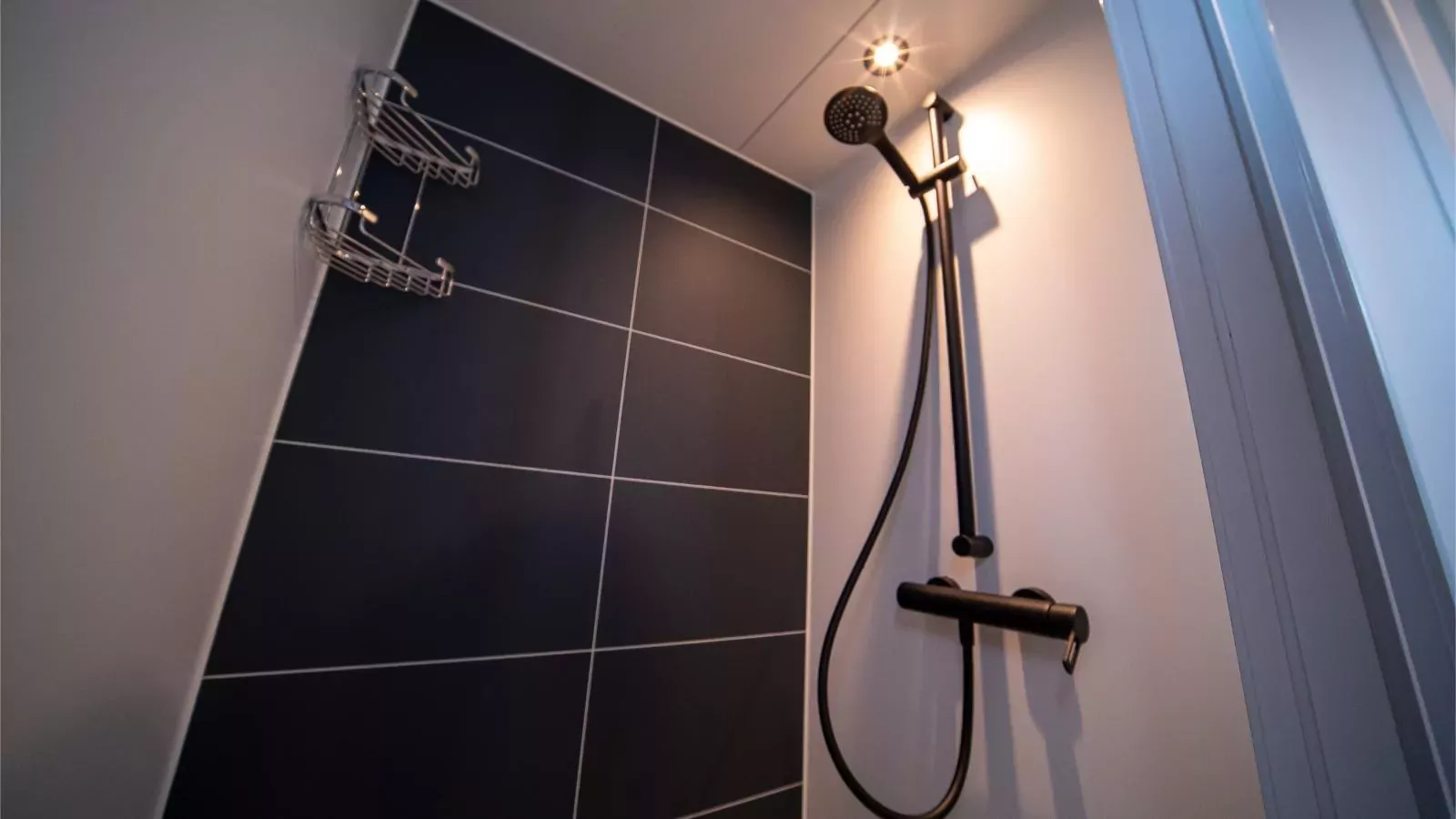 Floating in Heeg-Bathroom