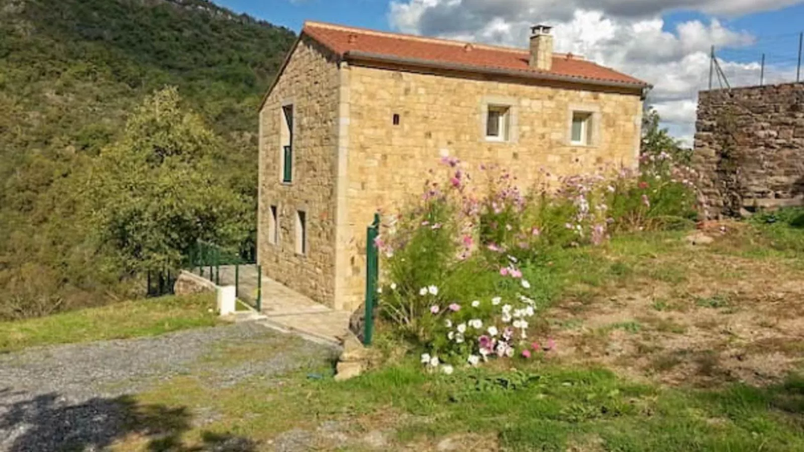 Gite Brousse le Chateau-Außenbereich Sommer